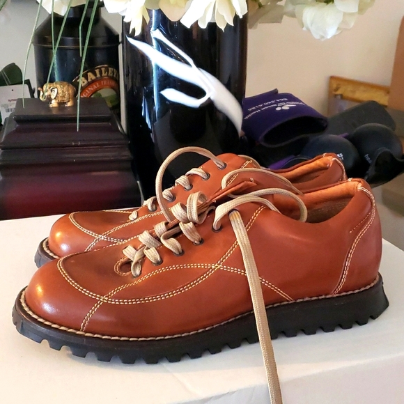 SHOES - Picture 1 of 4